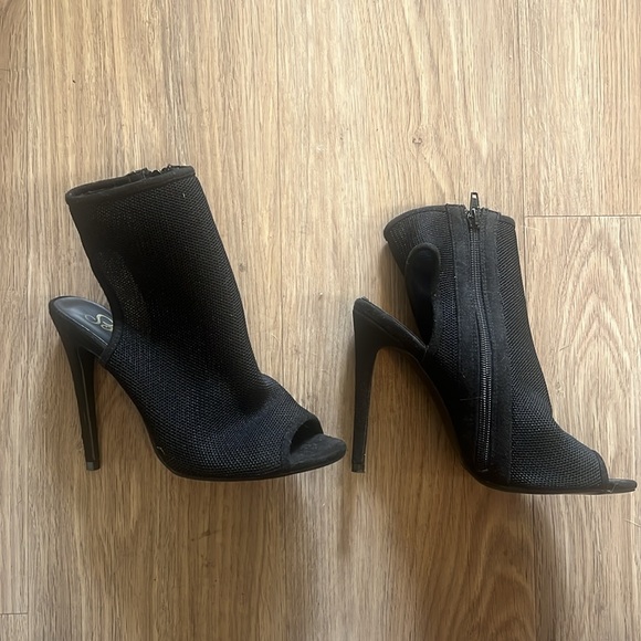 So Me’s 4 1/2 “ black heels with mesh - Picture 4 of 5